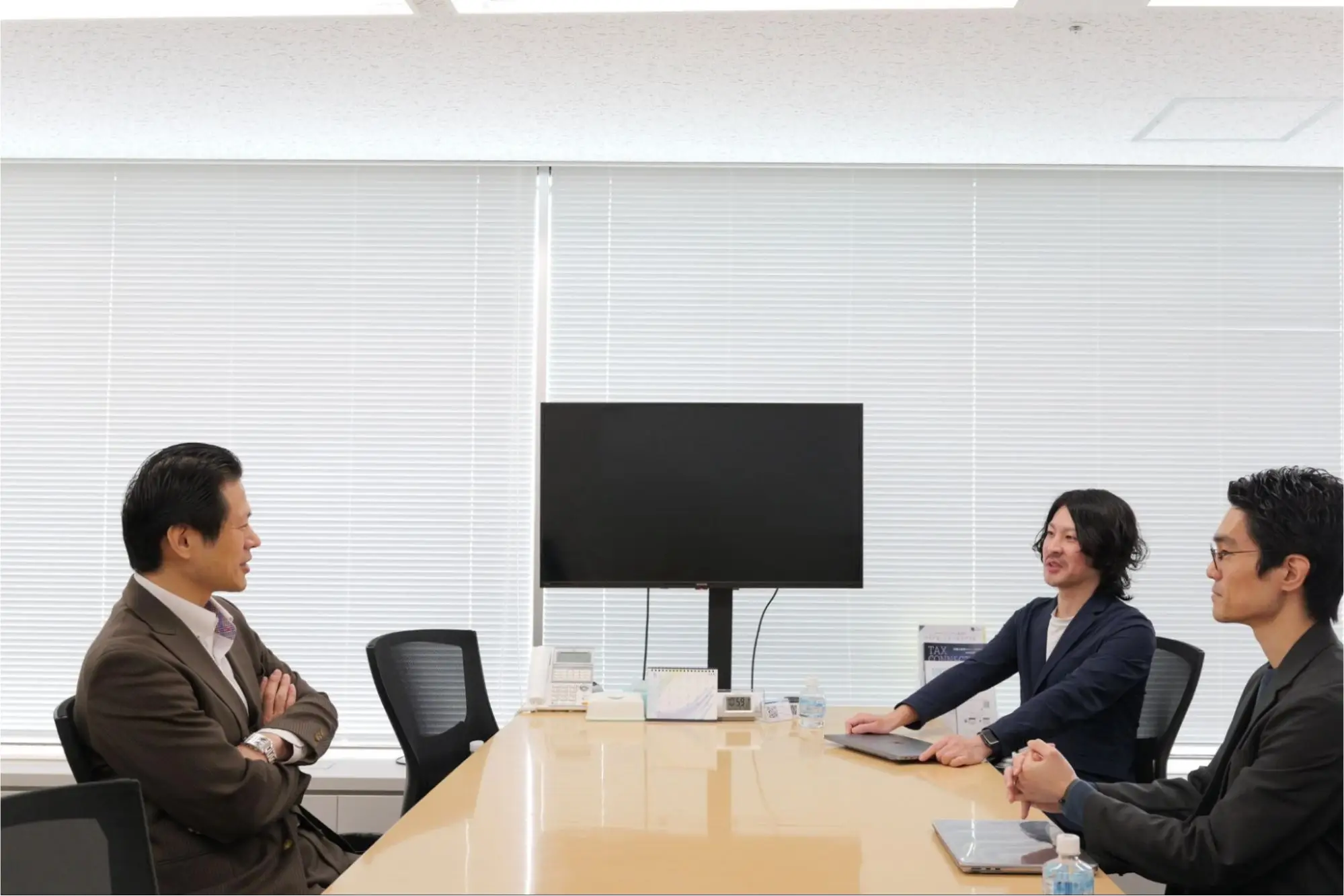 左はベンチャーサポート税理士法人の森様。右奥からLANYの吉楽、牧野