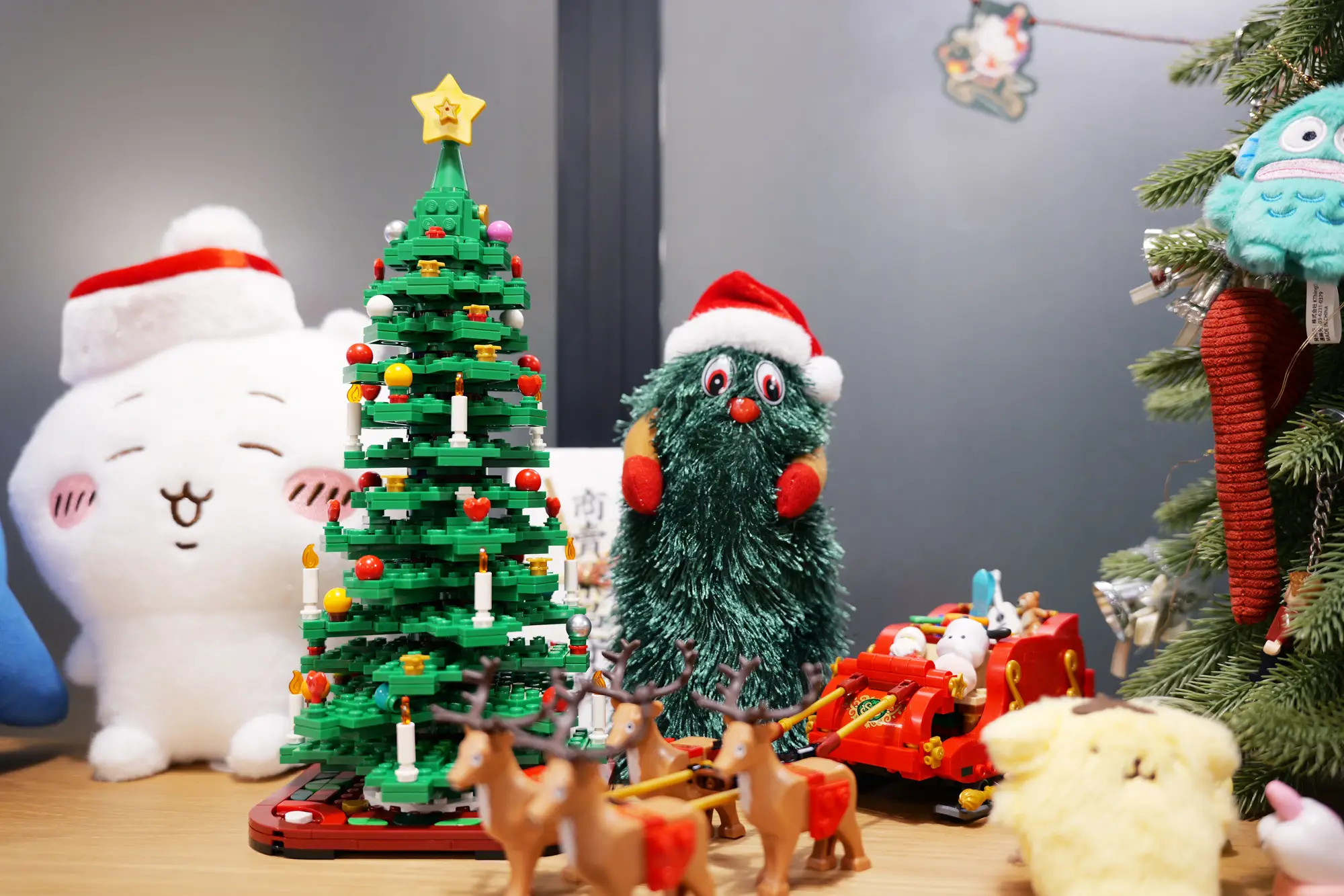 キャプション：LANYの執務室の一角 クリスマスver