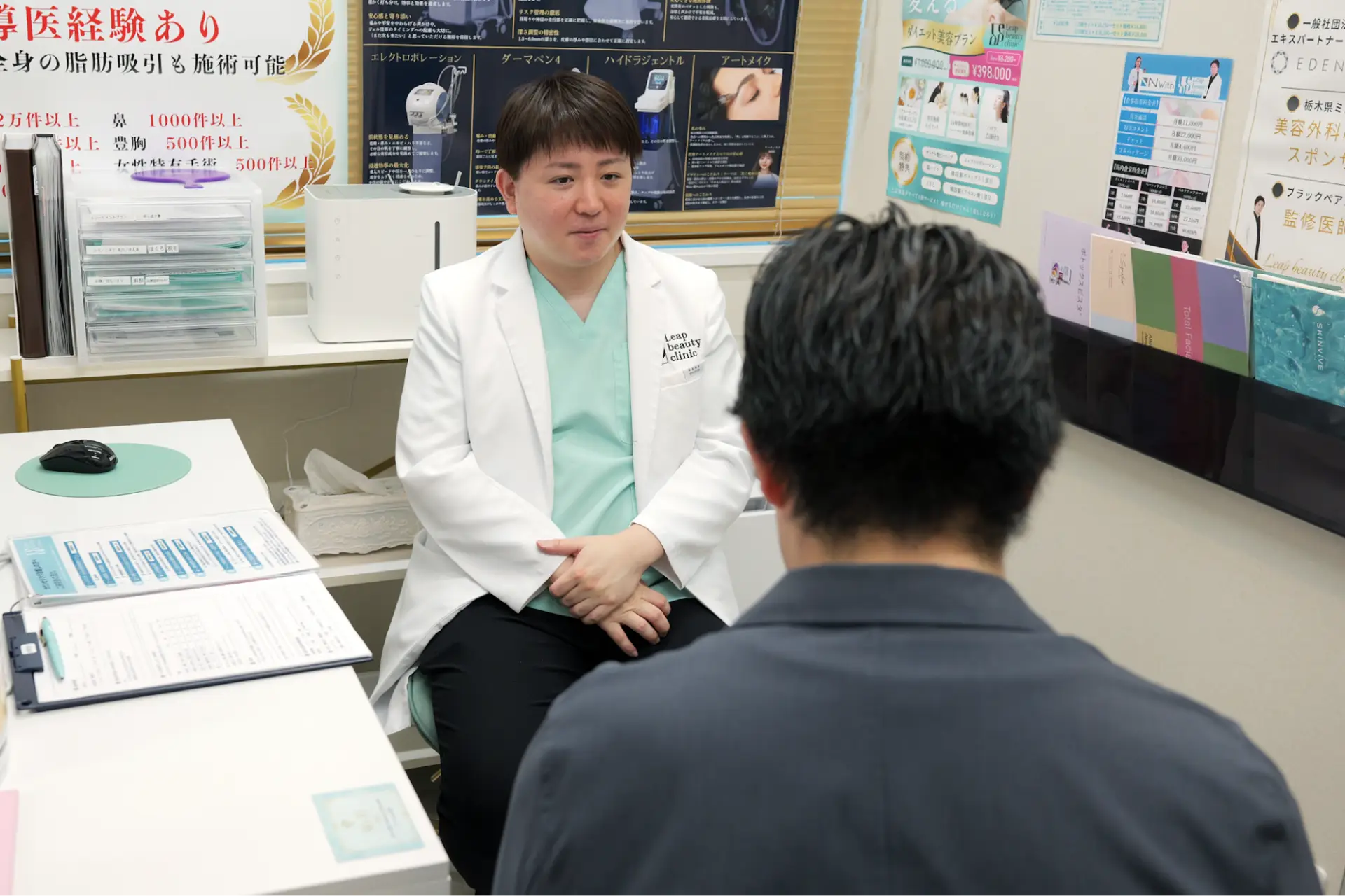 （奥）Leap beauty clinic 統括院長 土門先生（手前）LANY 根本