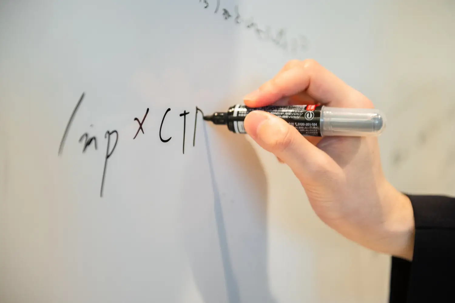 ホワイトボードに字を書く様子
