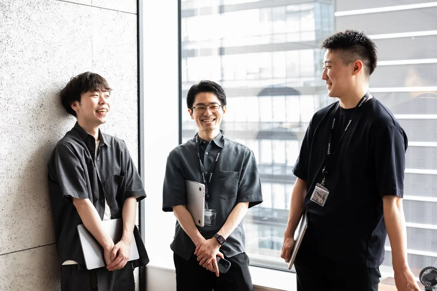 会議室で1on1をする笑顔の男性社員
