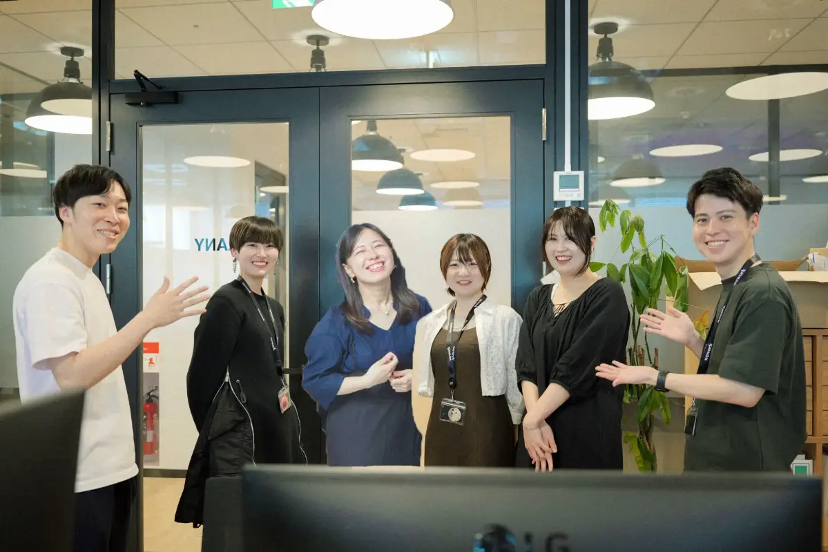 2025年3月の総会でチームMVPを獲得したマーケティングチーム（﨑田は所用で不在のため画像は合成です）