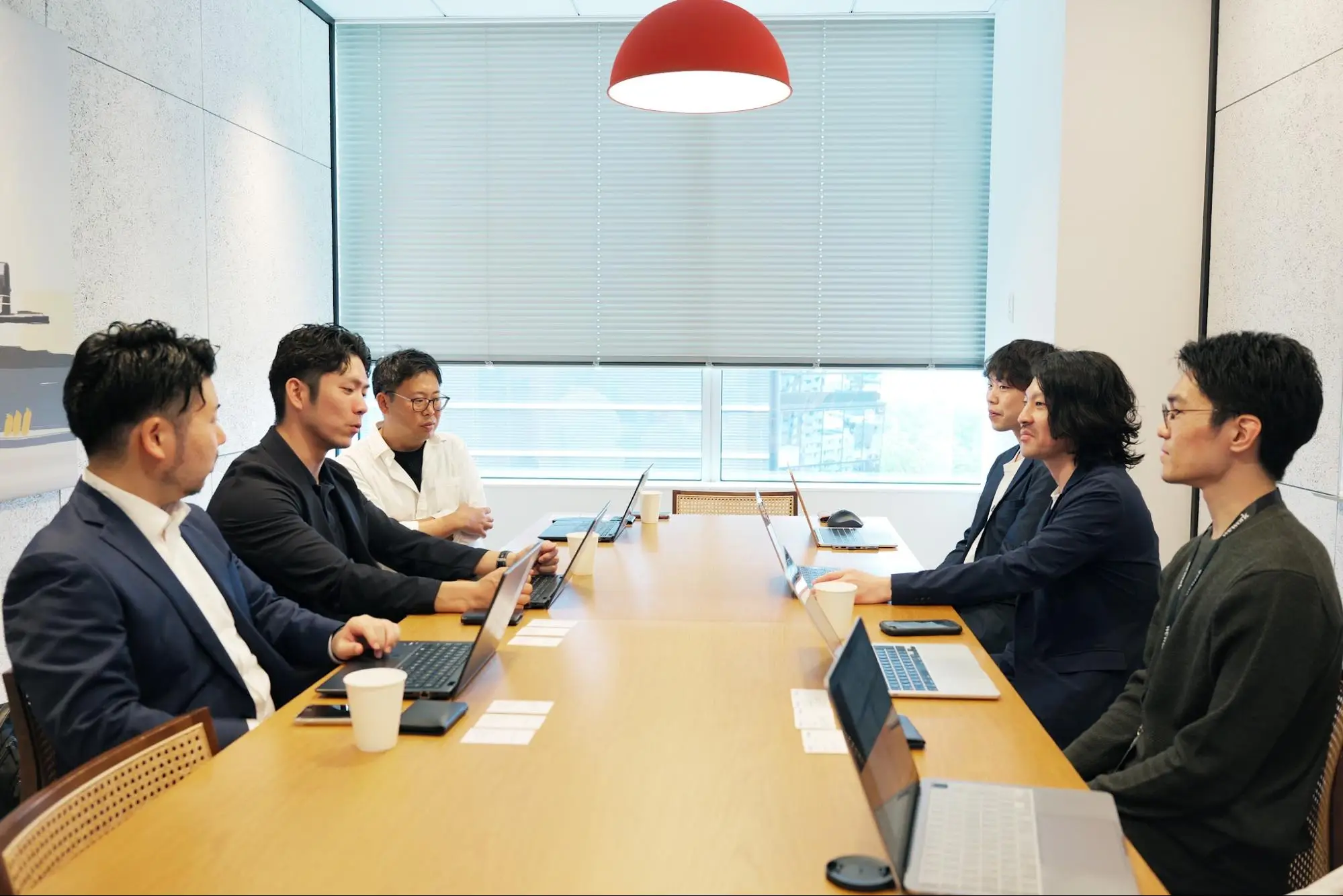 ▲左手前から大阪ガスマーケティング株式会社の辻様、乾様、清水様。右手前からLANYの牧野、吉楽、菅原