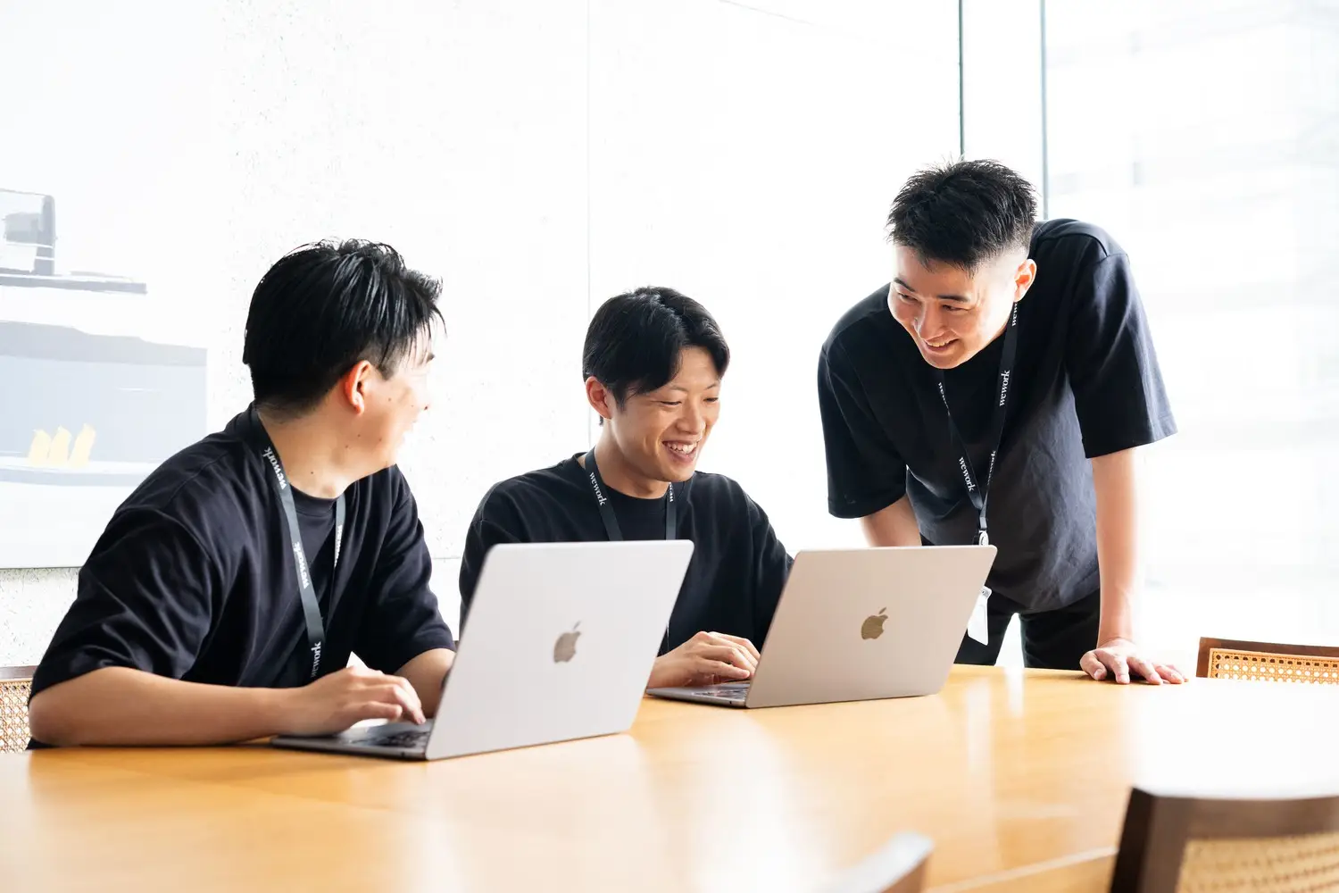 社員が3人横に並んで話している様子
