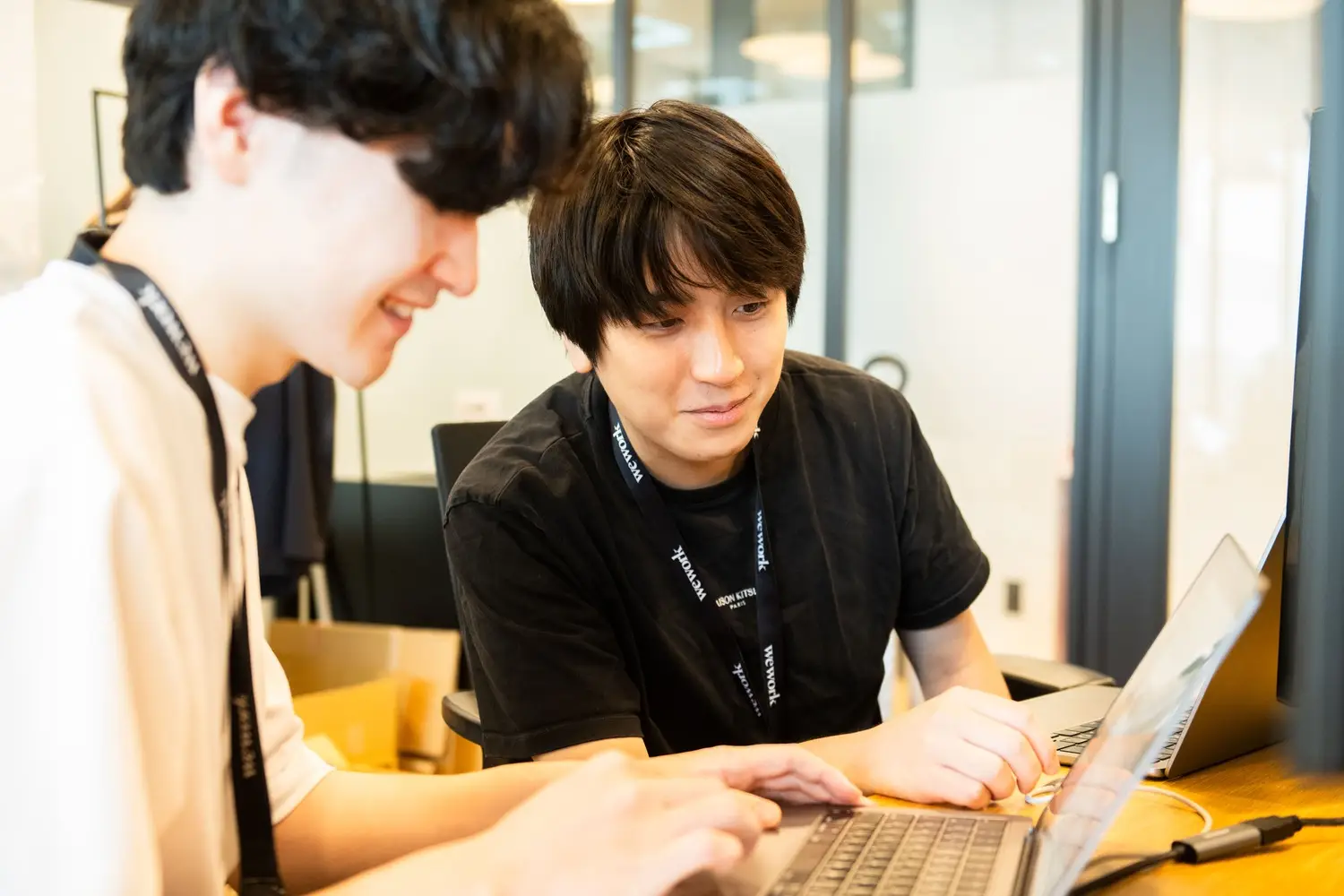 男性社員が部下に教える様子