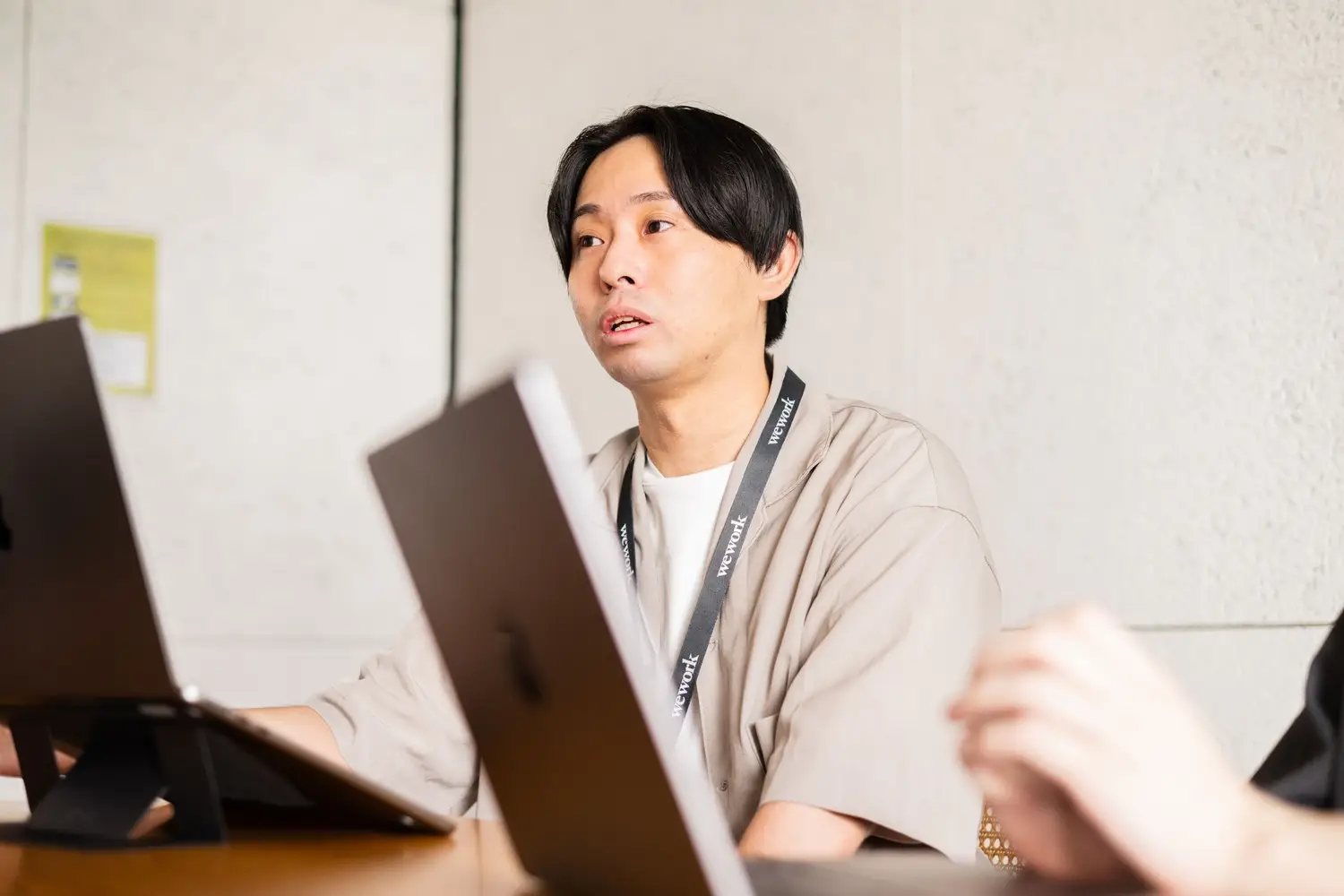 真剣に会議をする男性社員